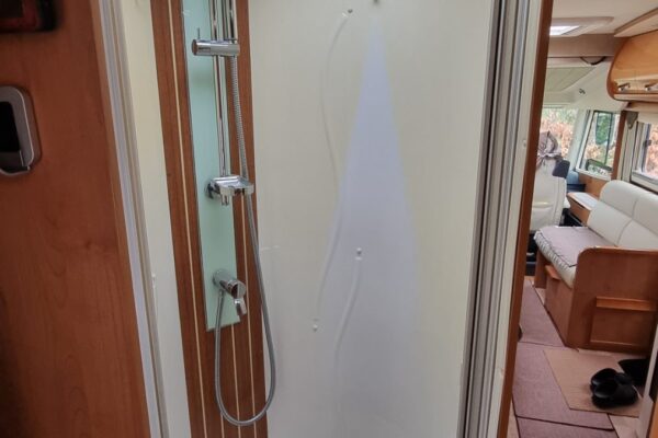 Cabine de douche dans un camping-car