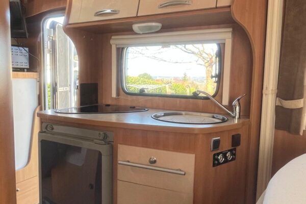Cuisine équipée à l'intérieur d'un camping-car moderne