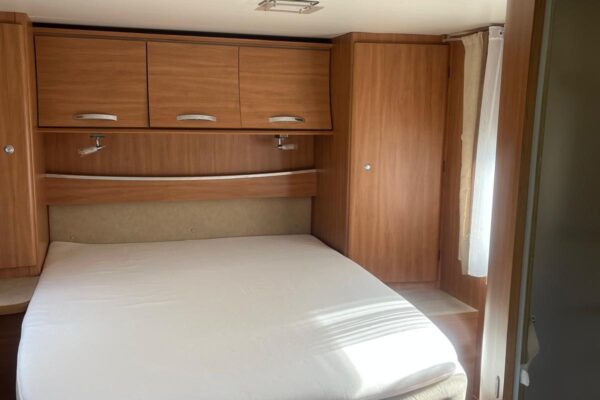 Chambre de camping-car avec lit double et rangements