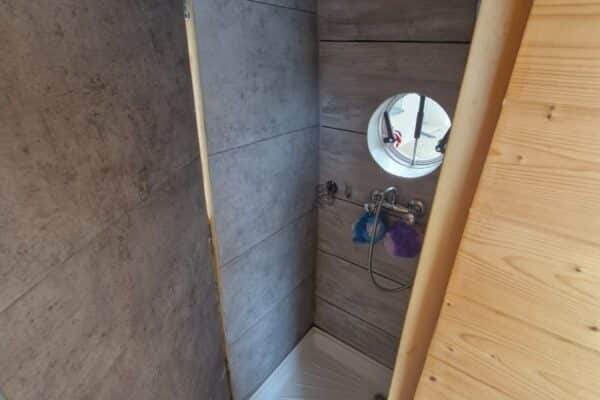 Petite cabine de douche moderne en bois