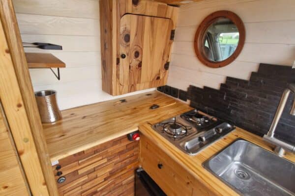 Petite cuisine en bois dans van aménagé