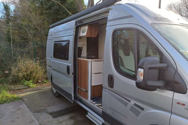 Fourgon aménagé avec porte coulissante ouverte