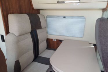 Essecke mit Sitzbänken im Wohnmobil