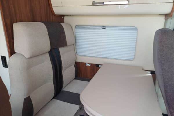 Coin repas avec banquettes dans camping-car