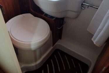 Piccolo bagno con WC e doccia