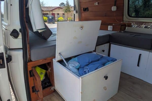 Aménagement intérieur de van avec rangement ouvert