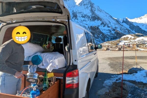 Van aménagé face aux montagnes enneigées