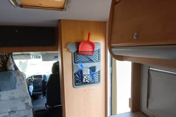 Intérieur de camping-car avec rangements et coin cuisine