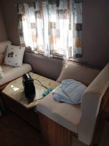 Intérieur cosy de caravane avec table et cafetière