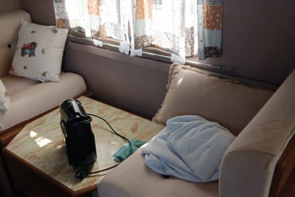 Intérieur cosy de caravane avec table et cafetière
