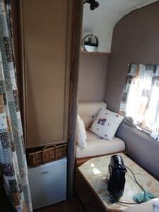 Coin salon cosy dans petite caravane aménagée