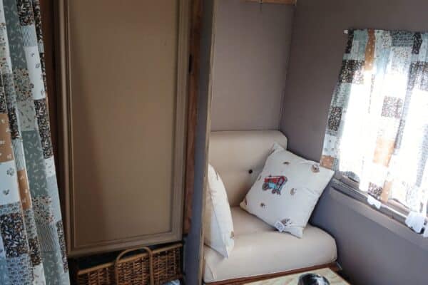 Coin salon cosy dans petite caravane aménagée