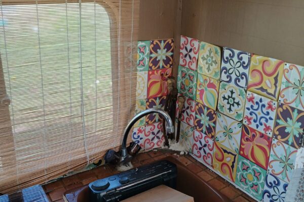 Évier de cuisine avec carreaux colorés et store