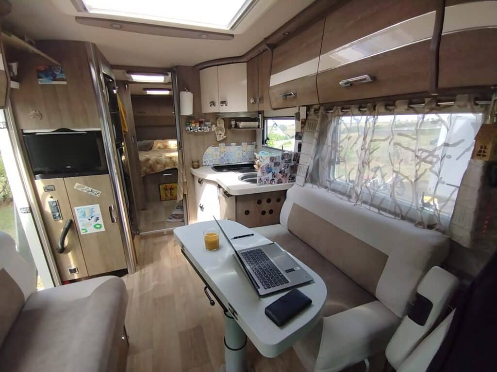 Intérieur de camping-car avec table et ordinateur