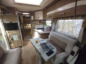 Intérieur de camping-car avec table et ordinateur