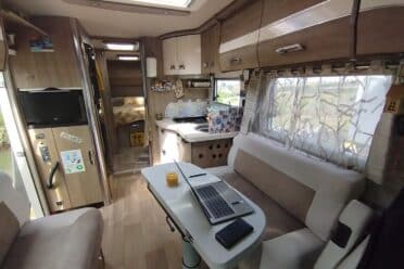 Intérieur de camping-car avec table et ordinateur