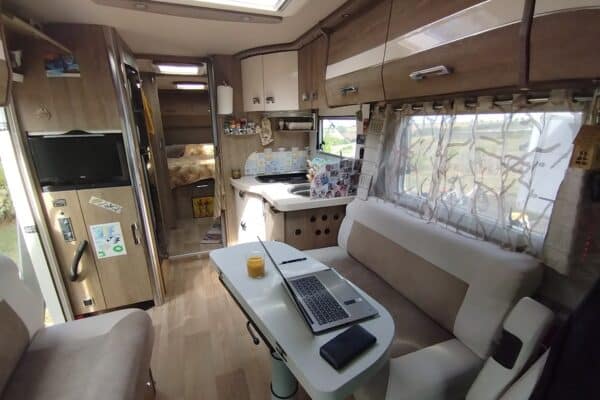 Intérieur de camping-car avec table et ordinateur