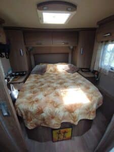 Chambre de camping-car avec lit double et rangements