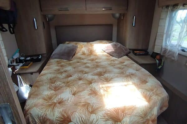 Chambre de camping-car avec lit double et rangements