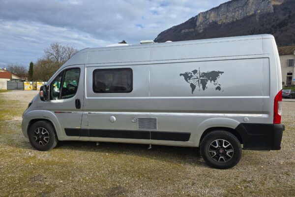 Fourgon aménagé gris avec carte du monde