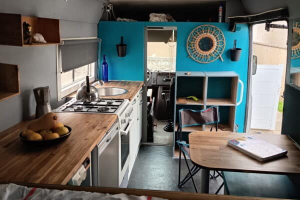 Intérieur aménagé d’un van avec cuisine compacte