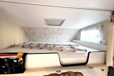 Mezzanine de camping-car avec matelas et échelle