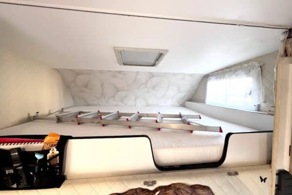 Mezzanine de camping-car avec matelas et échelle