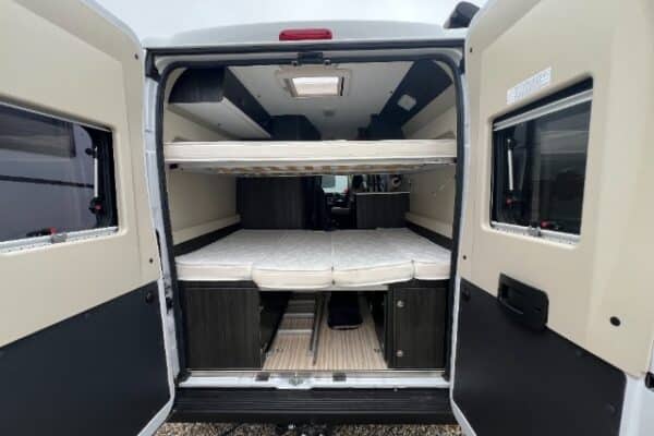 Intérieur d’un van aménagé avec lits superposés