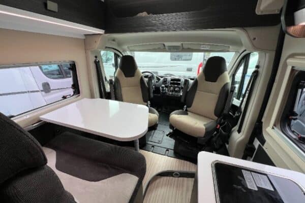 Intérieur de camping-car avec table et sièges pivotants