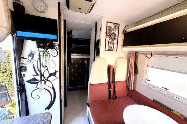 Intérieur de camping-car avec banquette et table