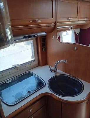 Cuisine compacte de camping-car avec évier et plaques