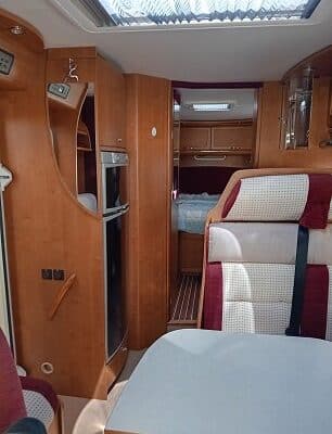 Intérieur de camping-car avec coin cuisine et lit