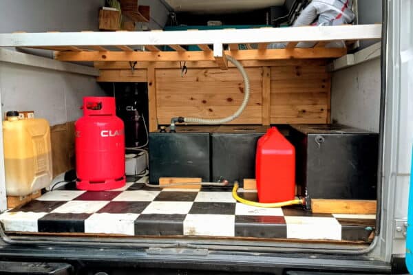 Aménagement utilitaire avec réservoirs et bouteille de gaz