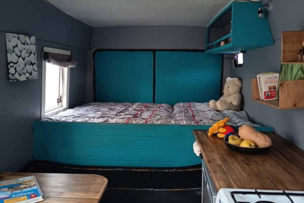 Intérieur de van aménagé avec lit et kitchenette