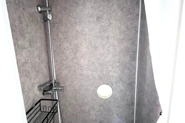 Cabine de douche moderne aux parois grises