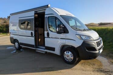 Furgone camperizzato bianco con porta laterale aperta