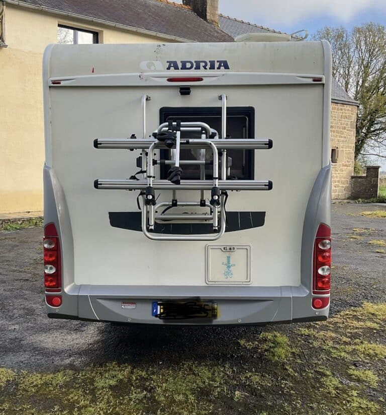 Arrière d’un camping-car Adria avec porte-vélos