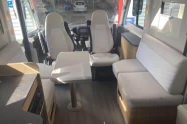 Interno moderno del camper con zona pranzo
