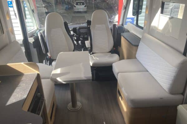 Intérieur moderne de camping-car avec coin repas