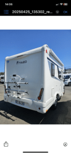 Arrière d’un camping-car blanc avec porte-vélos