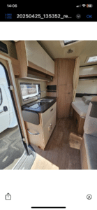 Intérieur de camping-car avec kitchenette et couchage