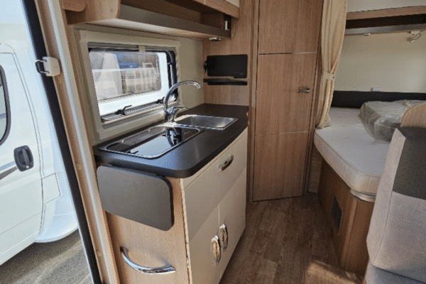 Intérieur de camping-car avec kitchenette et couchage