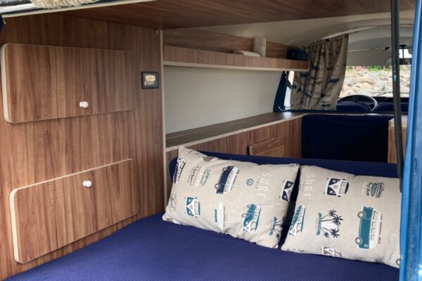 Intérieur de van aménagé avec lit bleu