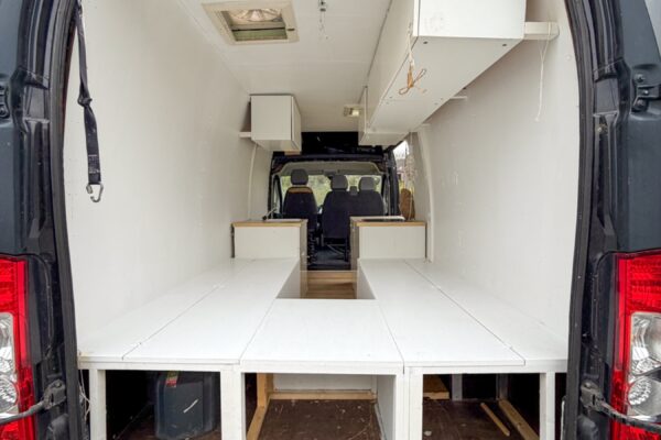 Intérieur fourgon aménagé avec rangements blancs