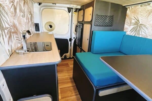 Intérieur aménagé de van avec cuisine et banquette