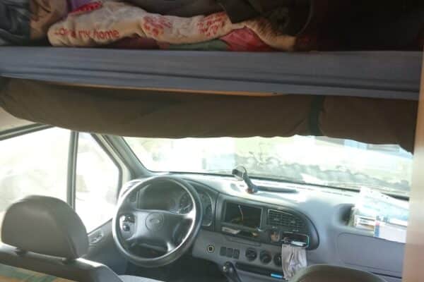 Intérieur de camping-car avec couchette et poste de conduite