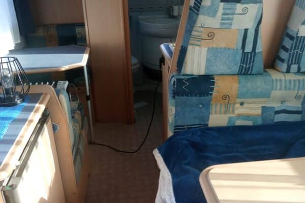 Intérieur de camping-car avec coin cuisine et salle d’eau