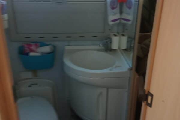 Petite salle de bain avec lavabo et toilettes