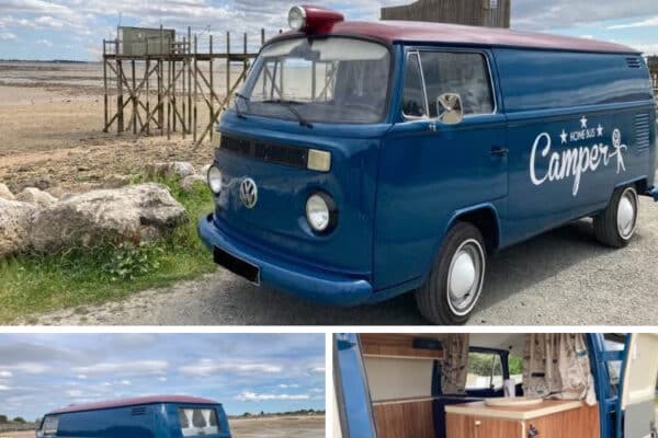 Van Volkswagen vintage bleu près de la plage