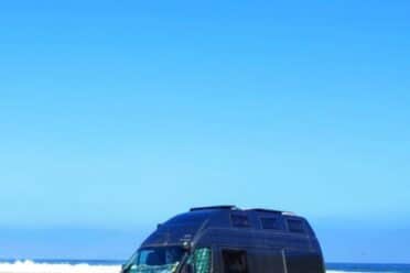 Campervan geparkt in der Nähe des Ozeans